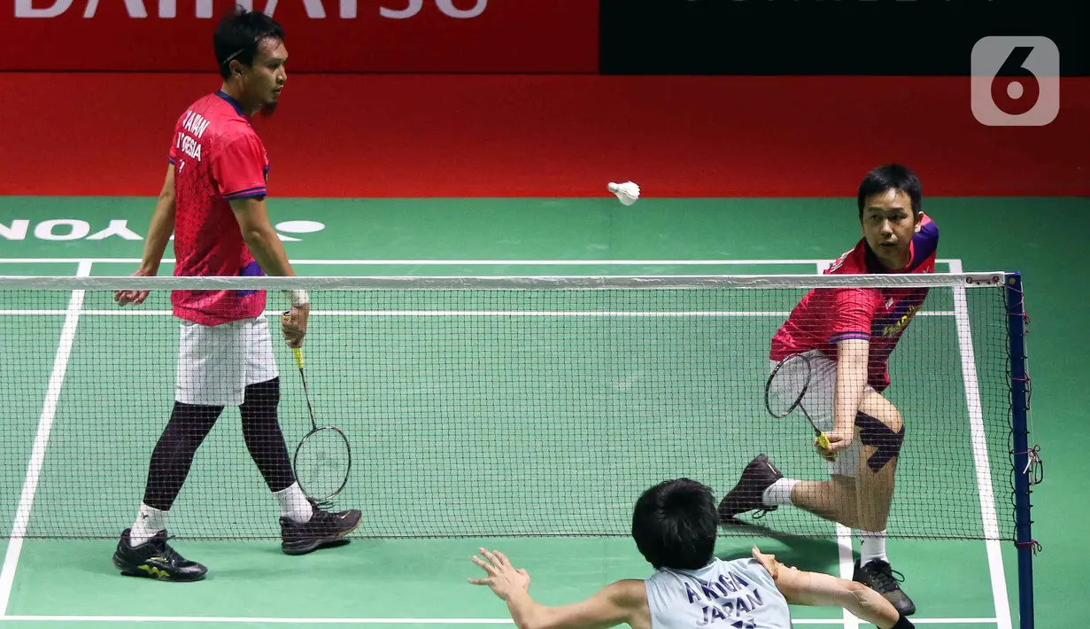 Pebulu tangkis ganda putra Indonesia Mohammad Ahsan/Hendra Setiawan atau pasangan The Daddies saat bertanding melawan ganda putra Jepang Akira Koga/Taichi Saito pada babak 32 besar turnamen Daihatsu Indonesia Masters 2023 di Istora Senayan, Jakarta, Selasa (24/1/2023). Mohammad Ahsan/Hendra Setiawan menang atas Akira Koga/Taichi Saito dengan skor 17-21, 21-19, dan 21-10. (Liputan6.com/Herman Zakharia)