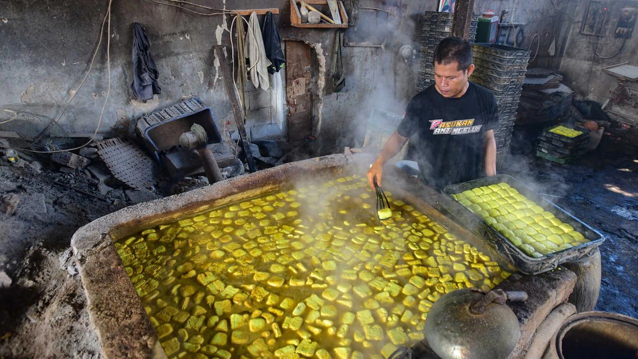 FOTO: Harga Kedelai Impor Naik Produsen Tahu di Depok Kurangi Ukuran Produk