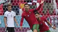 Pemain Portugal Cristiano Ronaldo berselebrasi di samping pemain Jerman Joshua Kimmich setelah mencetak gol pada pertandingan Grup F Euro 2020 di Allianz Arena, Munchen, (AP Photo/Matthias Schrader, Pool)