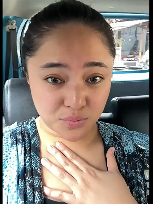 Dalam perbincangan di dalam mobil bersama putrinya, mantan istri Ben Kasyafani itu merasa  tak percaya diri karena bentuk tubuhnya. Wanita berusia 33 tahun itu minder karena merasa gemuk. Hal itu membuatnya jarang membagikan potretnya di media sosial. [Instagram/marshanda99]