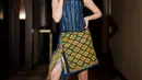 Saat Gala Premiere film Keluarga Cemara 2, Zara Adhisty mengenakan tenun sebagai outfitnya. Ia memadukan korset dengan tali spagetti yang dipadukan dengan asimetris rok dari tenun dengan warna kontras. (instagram/zaraadhsty)