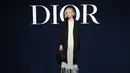 Bintang Fast & Furious, Charlize Theron tampil mengenakan long black coat, black combat boots dan Lady Dior bag.  [Dok/Dior].