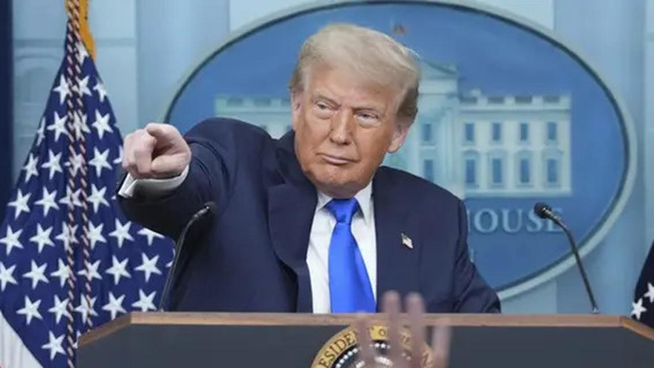 Pin yang Dikenakan Pria di Belakang Presiden Trump Jadi Sorotan, Ramai Disebut Lambang Freemason