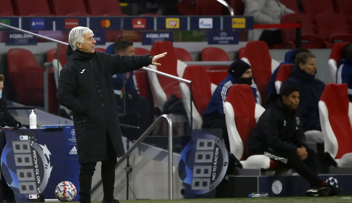 Pelatih Atalanta, Gian Piero Gasperini menginstruksikan pemainnya saat melawan Ajax pada Grup D Liga Champions di Johan Cruyff ArenA di Amsterdam, Belanda, Kamis (10/12/2020). Atalanta memenangkan pertandingan 1-0.  (AP Photo/Peter Dejong)