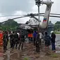 Helikopter BNPB NTT bawah bantuan logistik penanggualangan covid 19, mendarat di lapangan umum Kota Baru. (Liputan6.com/Dionisius Wilibardus)