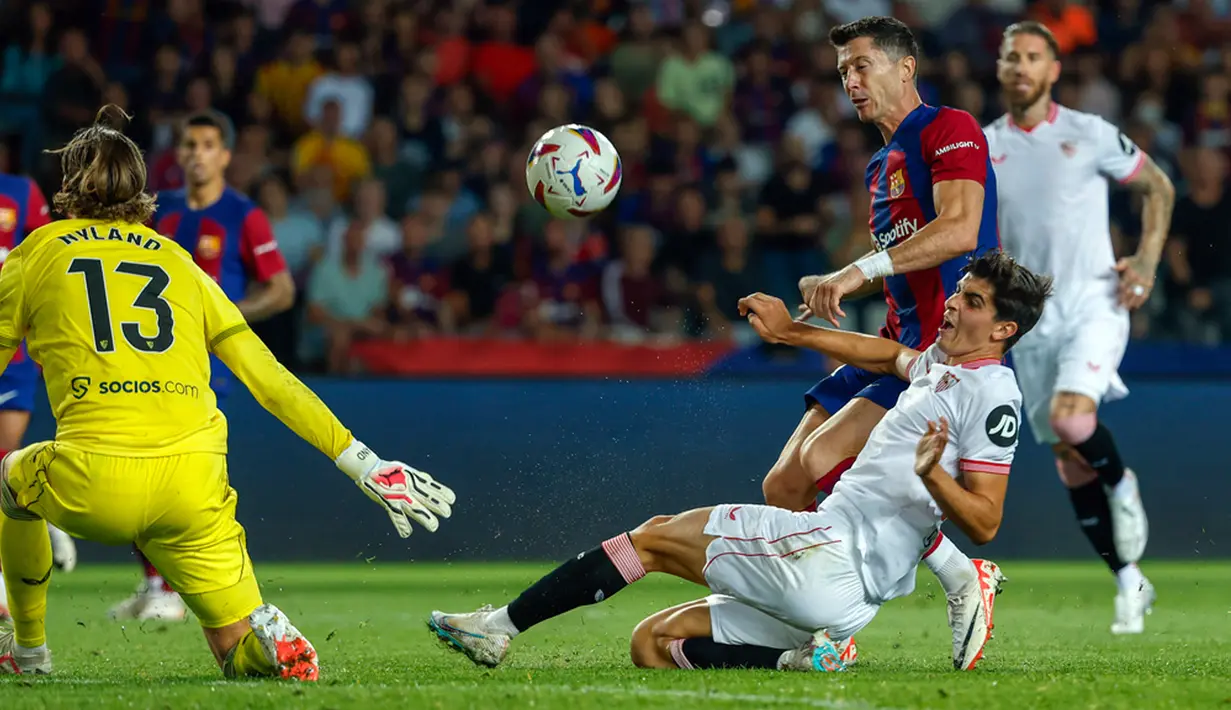 Kebuntuan Barcelona baru pecah pada menit ke-76. Umpan Ferran Torres yang disundul Yamal mengenai kaki Sergio Ramos sehingga bola masuk ke gawang sendiri. Keunggulan 1-0 ini mampu dipertahankan oleh Barcelona hingga peluit panjang ditiup wasit. (AP Photo/Joan Monfort)