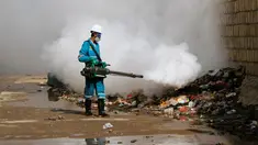 Seorang pekerja menyemprotkan pestisida untuk membasmi wabah kolera di kawasan Sanaa. Yaman menderita wabah dari infeksi yang ditularkan melalui air sejak konflik pecah pada 2015, menyebabkan krisis kemanusiaan paling mendesak di dunia. (REUTERS/Mohamed al-Sayaghi)