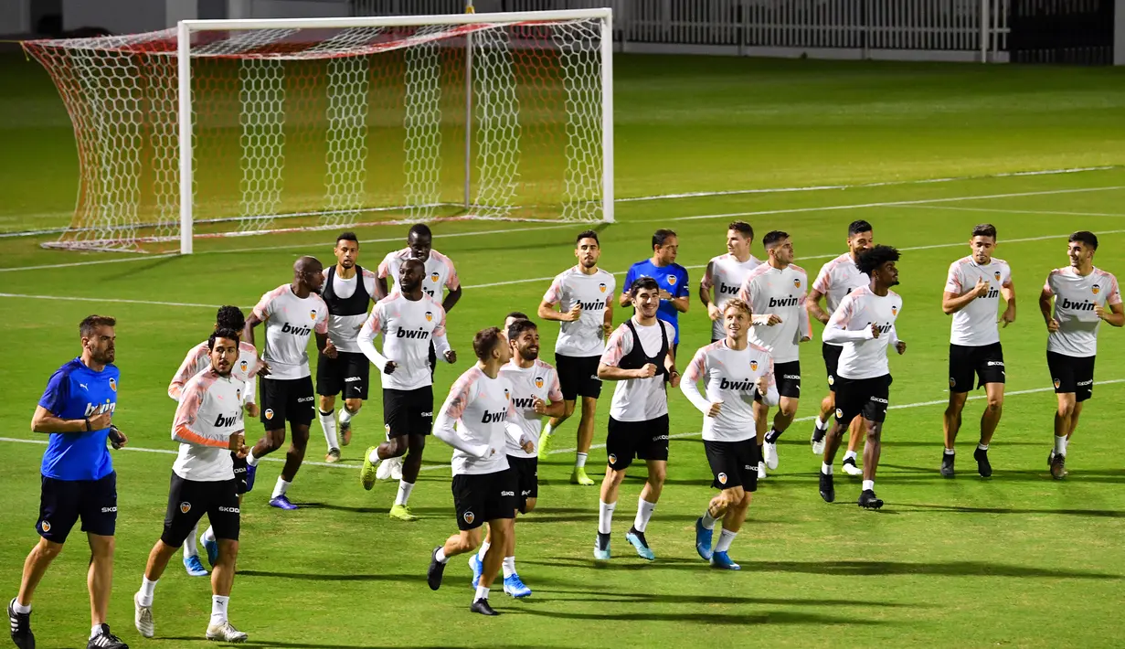 Para pemain Valencia melakukan pemanasan saat sesi latihan di King Abdullah Sport City di kota pelabuhan Arab Saudi, Jeddah (7/1/2020). Valencia akan bertanding melawan Real Madrid pada semifinal Piala Super Spanyol pada Kamis (9/1/2020) dini hari WIB. (AFP/Giuseppe Cacace)