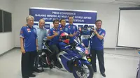 Galang Hendra bersama jajaran manajemen Yamaha Racing Indonesia (Liputan6.com/Defri Saefullah)