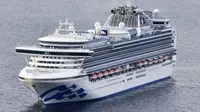 Kapal pesiar Diamond Princess berlabuh di Pelabuhan Yokohama saat kedatangan di Yokohama, Tokyo (4/2/2020). Langkah karantina dilakukan setelah penumpang 80 tahun yang turun dari kapal pesiar itu di Hong Kong pada 25 Januari lalu, dinyatakan positif terinfeksi virus corona. (Kyodo News via AP)