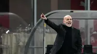 Pelatih AC Milan Stefano Pioli memberikan instruksi kepada para pemainnya saat pertandingan perempat final Coppa Italia melawan Lazio di Stadion San Siro, Kamis (10/2/2022) dini hari WIB.(AP Photo/Antonio Calanni)