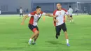 <p>Pemain Timnas Indonesia, Jay Idzes (kiri) berusaha mengadang laju rekannya, Ragnar Oratmangoen saat sesi official training di Stadion Madya, Senayan, Jakarta, Senin (9/9/2024) jelang menghadapi Australia dalam laga kualifikasi Piala Dunia 2026 yang akan digelar Selasa (10/9/2024). (Bola.com/M Iqbal Ichsan)</p>