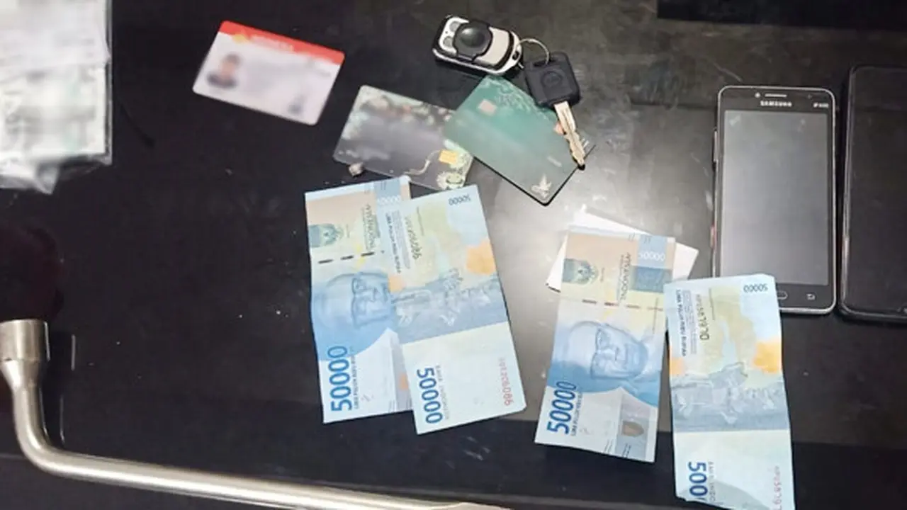 Barang bukti berupa hand phone dan uang tunai Rp200 ribu milik Stephanie, juga mobil dan kunci roda sudah diamankan di Mapolresta Manado.