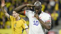 Selebrasi striker Belgia, Romelu Lukaku setelah menjebol gawang Swedia pada laga kualifikasi Euro 2024 Grup F di Friends Arena, Stockholm (24/3/2023). Romelu Lukaku yang tumpul bersama Chelsea dan akhirnya dipinjamkan ke Inter Milan, total mencetak tiga gol bagi Swiss dalam satu laga kualifikasi Euro 2024. Tiga gol tersebut dilesakkan ke gawang Swedia dan membawa Belgia menang 3-0. (TT News via AP Photo/Anders Wiklund)