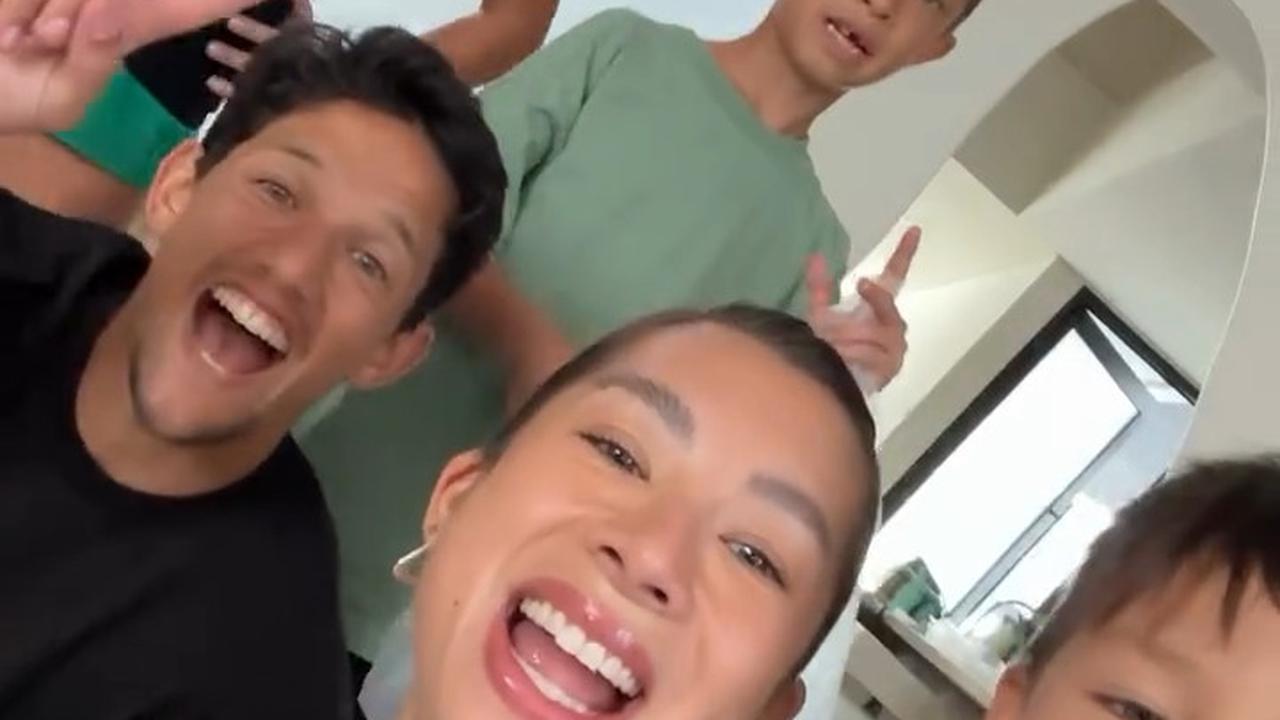5 Potret Jennifer Bachdim dan Keluarga Bagi-Bagi Takjil Gratis