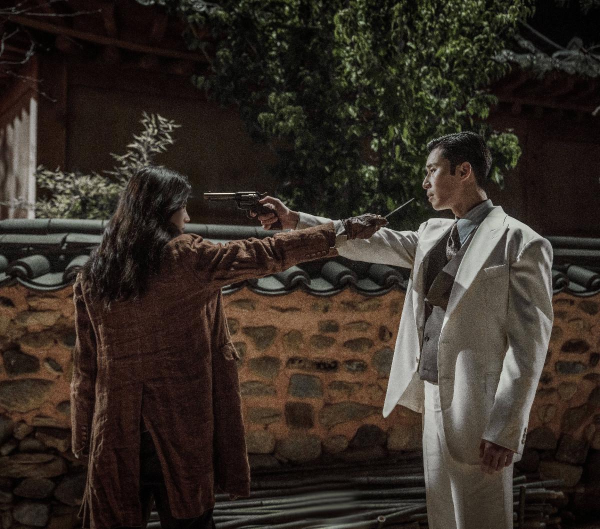 Jung Dong Yoon telah menggarap drama populer seperti Hot Stove League, sedangkan Kang Eun Kyung dikenal melalui karyanya di Dr. Romantic, Where Stars Land, dan lainnya.