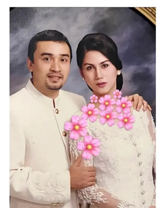 Kala itu, Marini memutuskan untuk menikah muda yaitu saat usianya 22 tahun. Tak heran, jika ia dan sang putra kini begitu akrab karena jiwa muda yang dimilikinya. Aktris keturunan Bugis dan Minangkabau itu juga kerap memamerkan kebersamaannya dengan Daffa. (Liputan6.com/IG/@marinizumarnisreal)