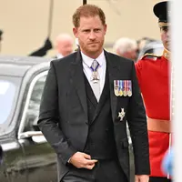 Pilihan gaya Pangeran Harry dengan mengenakan setelan jas Dior di penobatan memicu spekulasi dari Duke dan Duchess of Sussex. (Foto: Instagram @dior)
