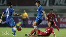 Pemain Persib Bandung, Dedi Kusnandar (kiri) dan Henhen menghalau bola dari kejaran pemain Semen Padang  pada perebutan tempat ketiga Piala Presiden 2017 di Stadion Pakansari, Bogor, Sabtu (11/3/2017). (Bola.com/Nicklas Hanoatubun)