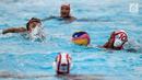 Atlet polo air putri Indonesia Nyoman Ayu Savitri Ar (kanan) saat melawan atlet polo air putri Malaysia di National Aquatic Center, Kuala Lumpur, Malaysia, Sabtu (19/8). Indonesia mengalahkan Malaysia dengan skor 7-1. (Liputan6.com/Faizal Fanani)