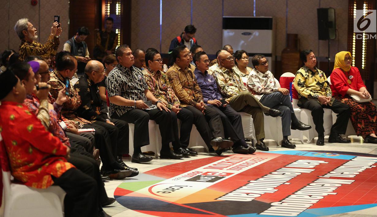 Advokat Pengawal Pancasila (FAPP) saat mendengarkan paparan Menkumham Yasonna Hamonangan Laoly di Gedung Kemenkumham, Jakarta, Jumat (21/7). FAPP mendukung penuh langkah pemerintah menerbitkan Perppu No 2 tahun 2017. (Liputan6.com/Faizal Fanani)
