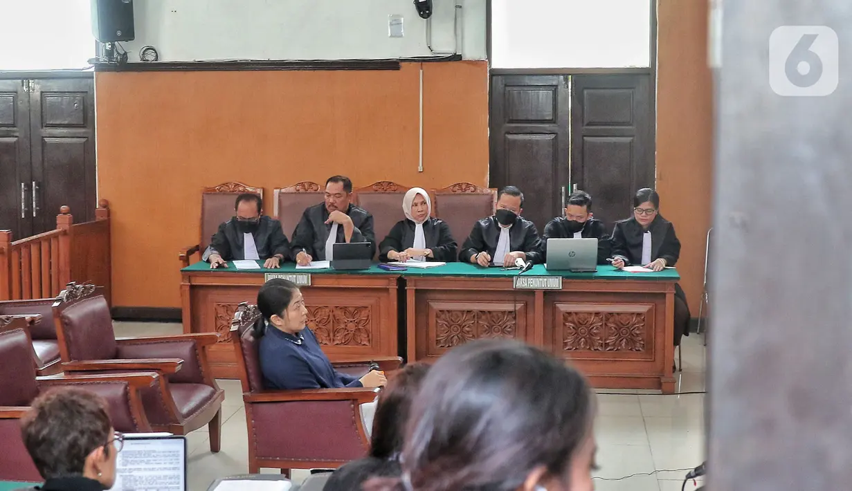 Terdakwa kasus pembunuhan Brigadir J, Putri Candrawathi saat mengikuti sidang di Pengadilan Jakarta Selatan, Rabu (11/1/2023). Dalam sidang tersebut Putri Candrawathi diperiksa sebagai terdakwa dalam perkara pembunuhan berencana Brigadir Nofriansyah Yosua Hutabarat alias Brigadir J. (Liputan6.com/Angga Yuniar)