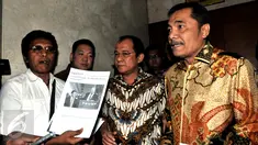 Sejumlah anggota DPR melaporkan Setya Novanto dan Fadli Zon ke Mahkamah Kehormatan Dewan, Jakarta, Senin (7/9/2015). Mereka menilai telah melakukan pelanggaran etik dengan menghadiri kampanye calon Presiden AS Donald Trump. (Liputan6.com/Johan Tallo) 