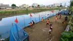Warga bermain dalam kompetisi sepak bola di pinggir Kali Banjir Kanal Barat, Jakarta, Sabtu (5/11). Minimnya sarana bermain sepak bola mengakibatkan warga terpaksa memanfaatkan lahan di pinggir kali tersebut untuk bermain. (Liputan6.com/Johan Tallo)