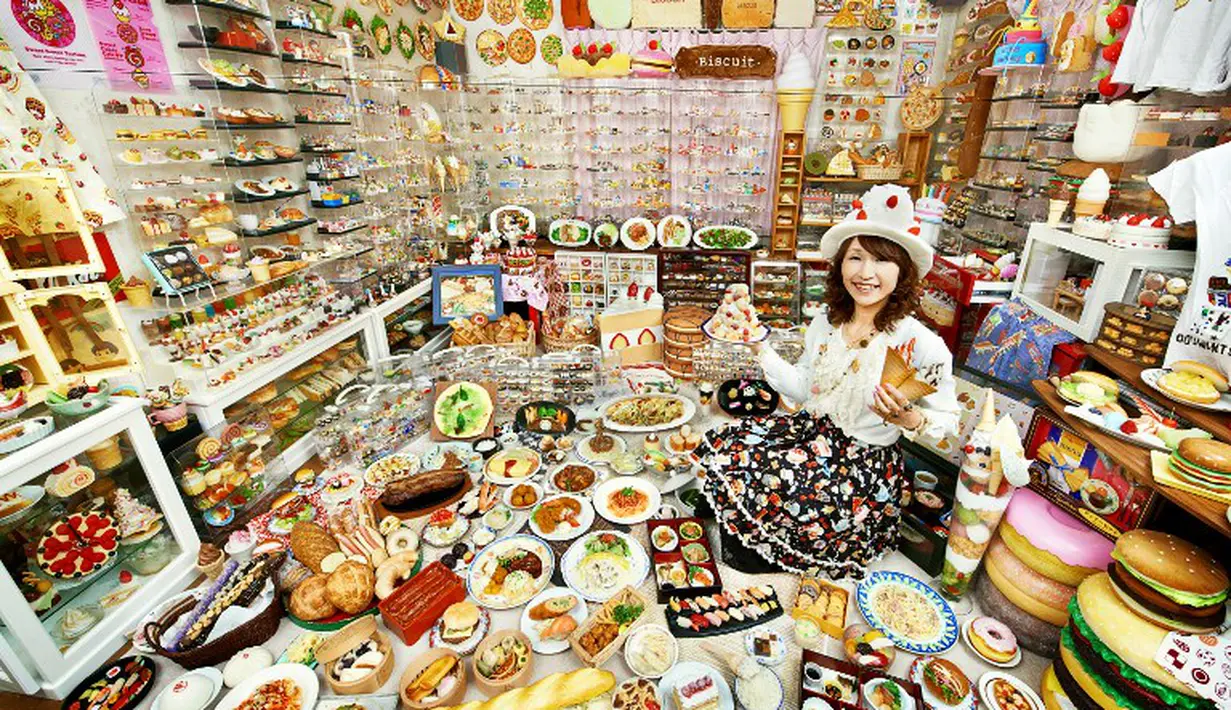 Akiko Obata tercatat di Guinness Book of Record 2014 karena memiliki koleksi terbesar makanan plastik, dengan lebih dari 8.000 item mengisi apartemennya (AFP PHOTO / GUINNESS WORLD RECORDS / Shinsuke Kamioka)