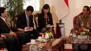 Presiden Joko Widodo, berdiskusi dengan delegasi Republik Rakyat Tiongkok (RRT) di Istana Merdeka, Jakarta, Selasa (3/2/2015). PPertemuan ini membahas masalah perekonomian kedua negara. (Liputan6.com/Faizal Fanani)
