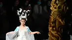 Seorang model cilik menampilkan kreasi dari koleksi Jinshangyuyi karya desainer Wang Cong selama China Fashion Week di Beijing pada Kamis (9/9/2021). Gelaran pekan mode tersebut tetap digelar di tengah pandemi corona covid-19. (Giok GAO / AFP)