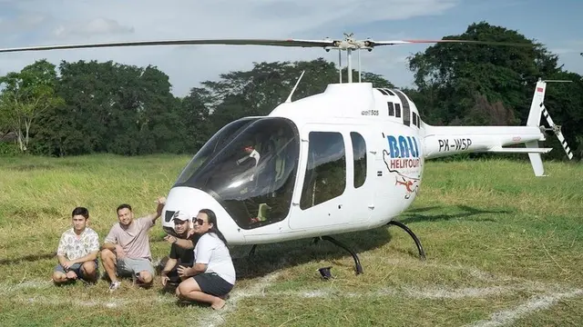 Raffi Ahmad berpose dekat Helikopter yang dikabarkan miliknya.