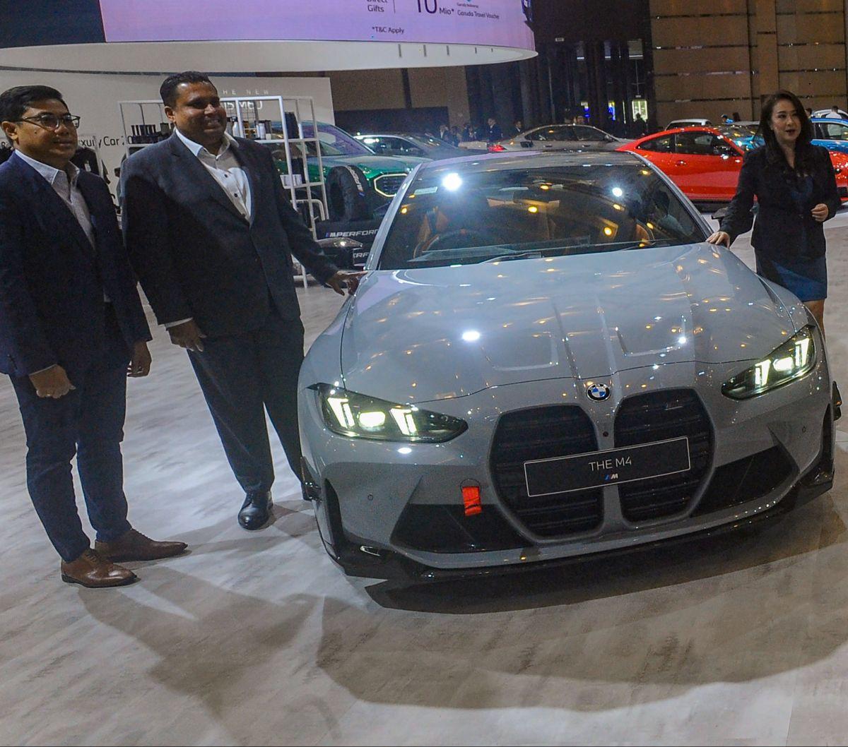 Director of Marketing BMW Indonesia Bayu Riyanto (kiri), Director of Customer Support BMW Group Indonesia Mahalingam Maganderalingam (tengah), dan Director of Communications BMW Group Indonesia Jodie O'tania memperkenalkan BMW M4 Competition Coupe M xDr