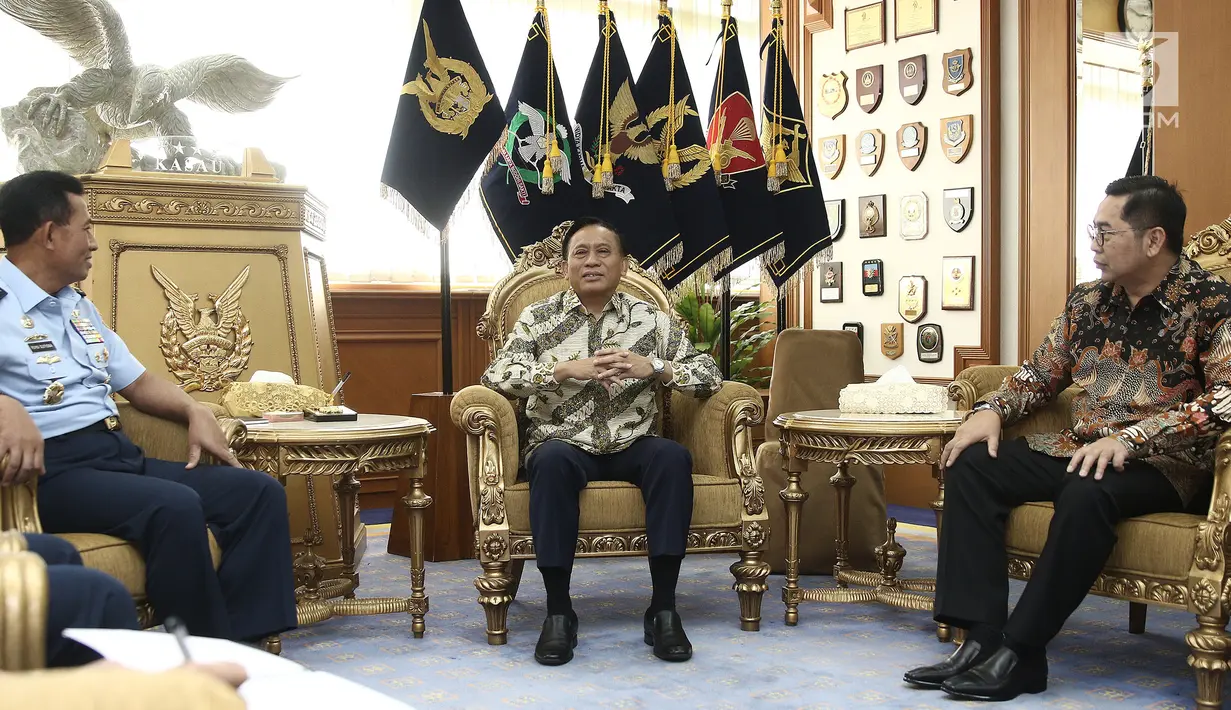 Direktur Utama Indosiar Imam Sudjarwo (tengah) berbincang dengan KSAU Marsekal TNI Yuyu Sutisna (kiri) saat silaturahmi dan audiensi antar lembaga di Mabes TNI Cilangkap, Jakarta, Kamis (6/12). (Liputan6.com/Herman Zakharia)