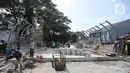 Suasana pembangunan revitalisasi Jembatan Cibubur, Jakarta, Senin (24/10/2022). Jembatan Cibubur yang saat ini sedang direvitalisasi, akan dilengkapi akses untuk pejalan kaki. Jembatan Cibubur yang menghubungkan Pasar Rebo dan Ciracas itu akan ditinggikan guna menghindari genangan ketika permukaan Kali Cipinang meninggi dan ditargetkan selesai pada bulan November 2022. (Liputan6.com/Faizal Fanani)
