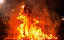 FOTO: Kengerian Ritual Kuda Melompati Api di Spanyol
