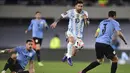 Memasuki menit-menit akhir, Timnas Argentina semakin gencar melancarkan serangan. Akan tetapi, berbagai peluang yang diperoleh Lionel Messi pada menit ke-90 bisa dihalau penjaga gawang. (AP/Gustavo Garello)
