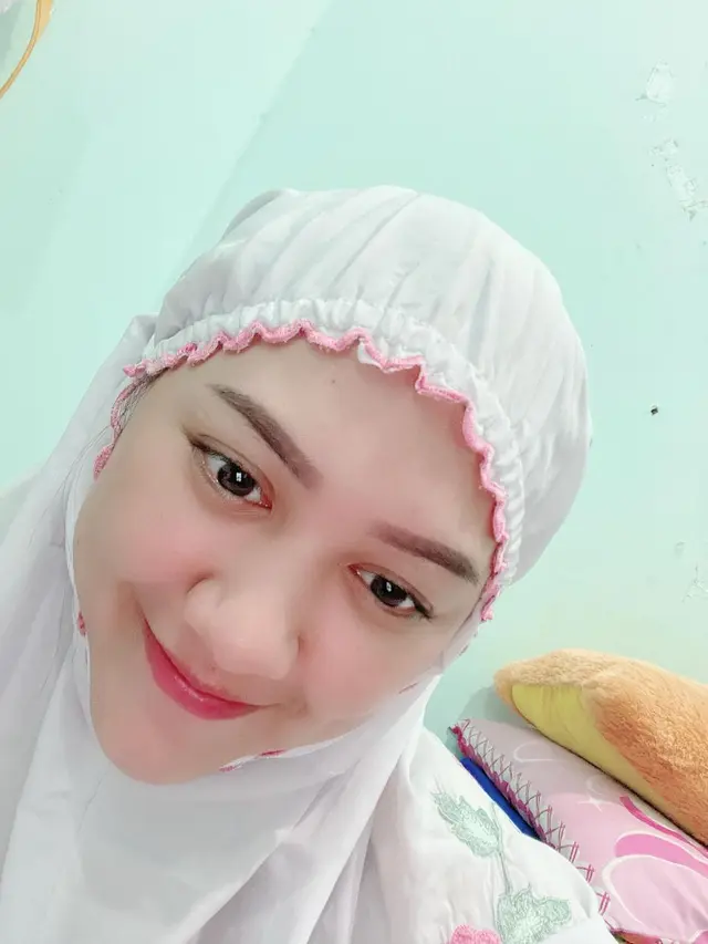 6 Potret Happy Asmara Tanpa Makeup, Bikin Pangling