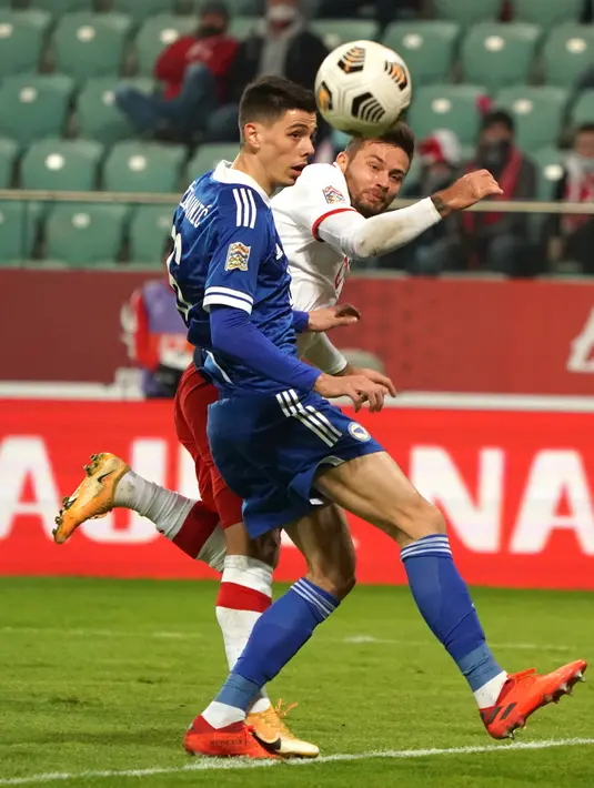 Gelandang Polandia Karol Linetty saat mencetak gol di samping bek Bosnia-Herzegovina Dennis Hadzikadunic selama pertandingan UEFA Nations League di Wroclaw, Polandia, Rabu (14/10/2020). Polandia menang 3-0 atas Bosnia dan Herzegovina. (AFP Photo/Janek Skarzynski)