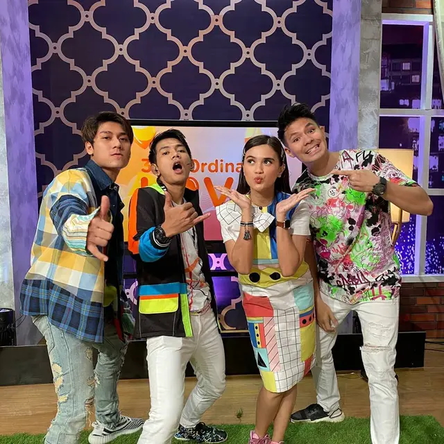 Sebut Dirinya Anak Baru, Ini 6 Potret Angga Putra Bareng Host 3xtra0rdinary Love
