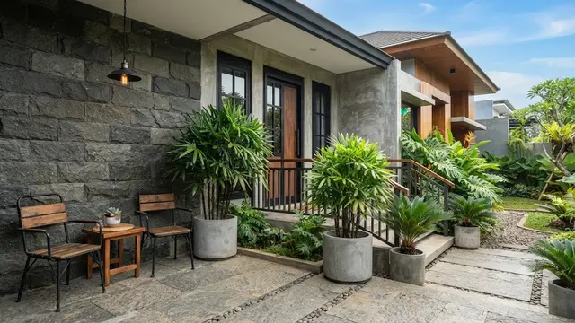 Model Teras dengan Batu Alam dan Pohon Palem Mini