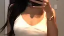 Foto cermin ala Kylie Jenner, ia memamerkan bentuk body nya yang ramping, payudara yang besar dan mengenakan korset hitam. (kyliejenner/Bintang.com)
