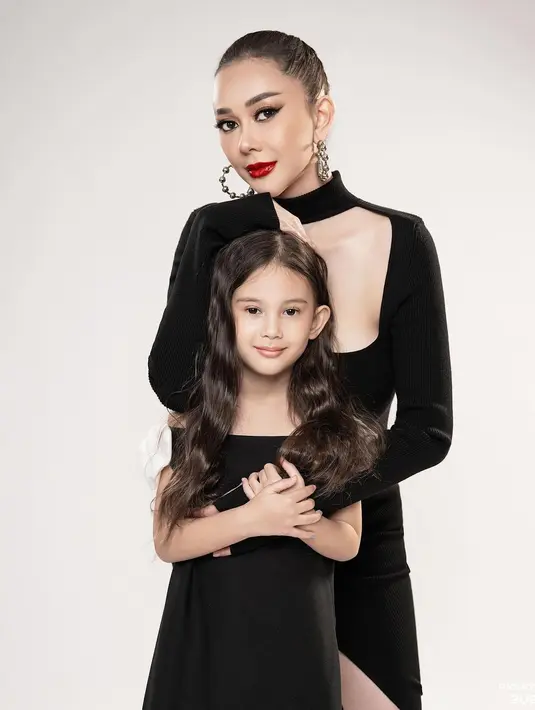 Aura Kasih memilih mengenakan sebuah dress dengan detail cut-out di bagian dada, lengan panjang, dan high slit di area rok depan. [Foto: Instagram/riomotret]