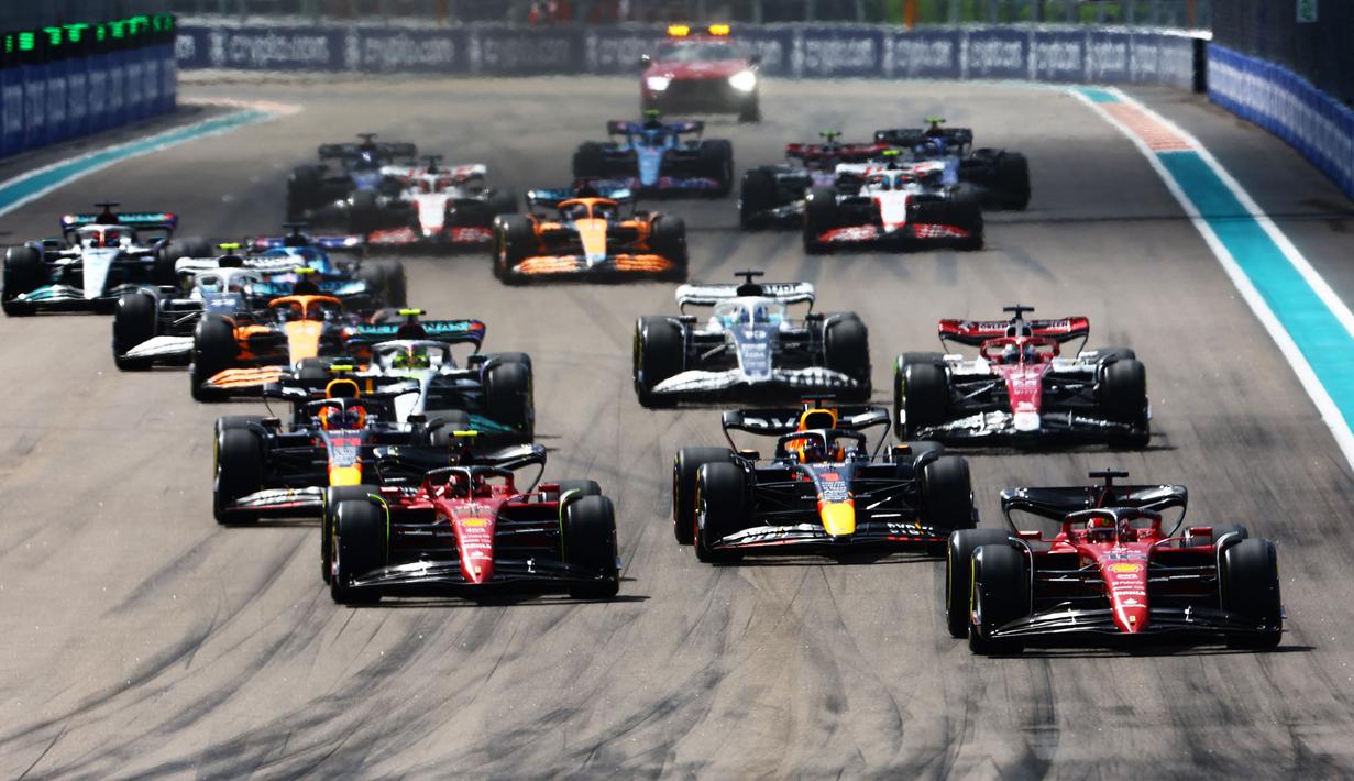 <p>Memulai balapan dari posisi ketiga, Verstappen berhasil memacu mobilnya dan menyalip pembalap Scuderia Ferrari, Carlos Sainz yang ada di depannya saat masuk di Tikungan 1. Hal tersebut membuat pembalap asal Belanda itu menempati posisi kedua di belakang Charles Leclerc. (Getty Images via AFP/Mark Thompson)</p>