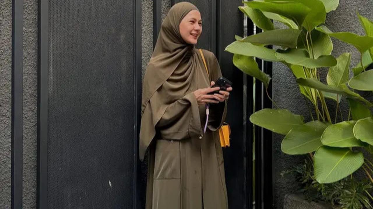 8 Model Gamis Kekinian Paula Verhoeven, Berkelas untuk Wanita dengan Tinggi di Atas 170 cm