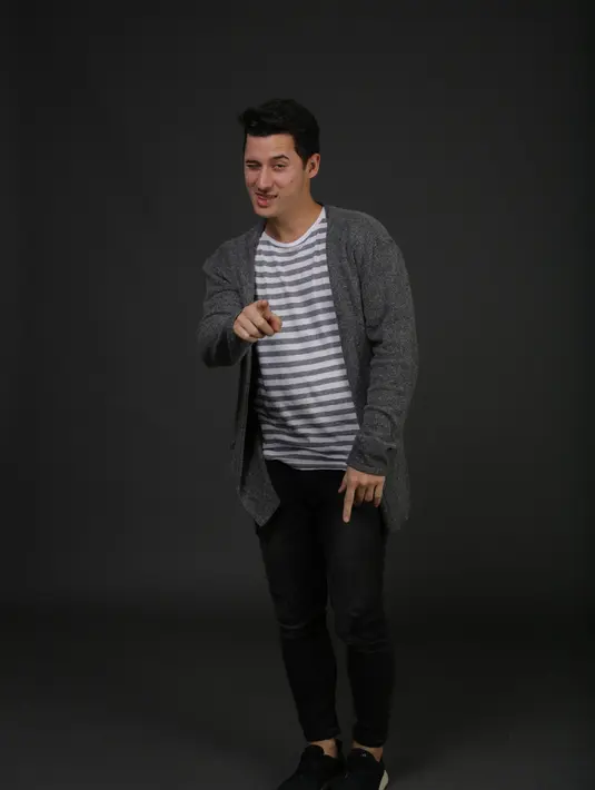 “Lebih pengen tahu aja sih cara buat kopi seperti apa, gitu sih. Banyak lah coffee shop yang enak-enak di Jakarta jadi selalu mau mencoba yang baru-baru,” kata Nino Fernandez. (Bambang E. Ros/Bintang.com)