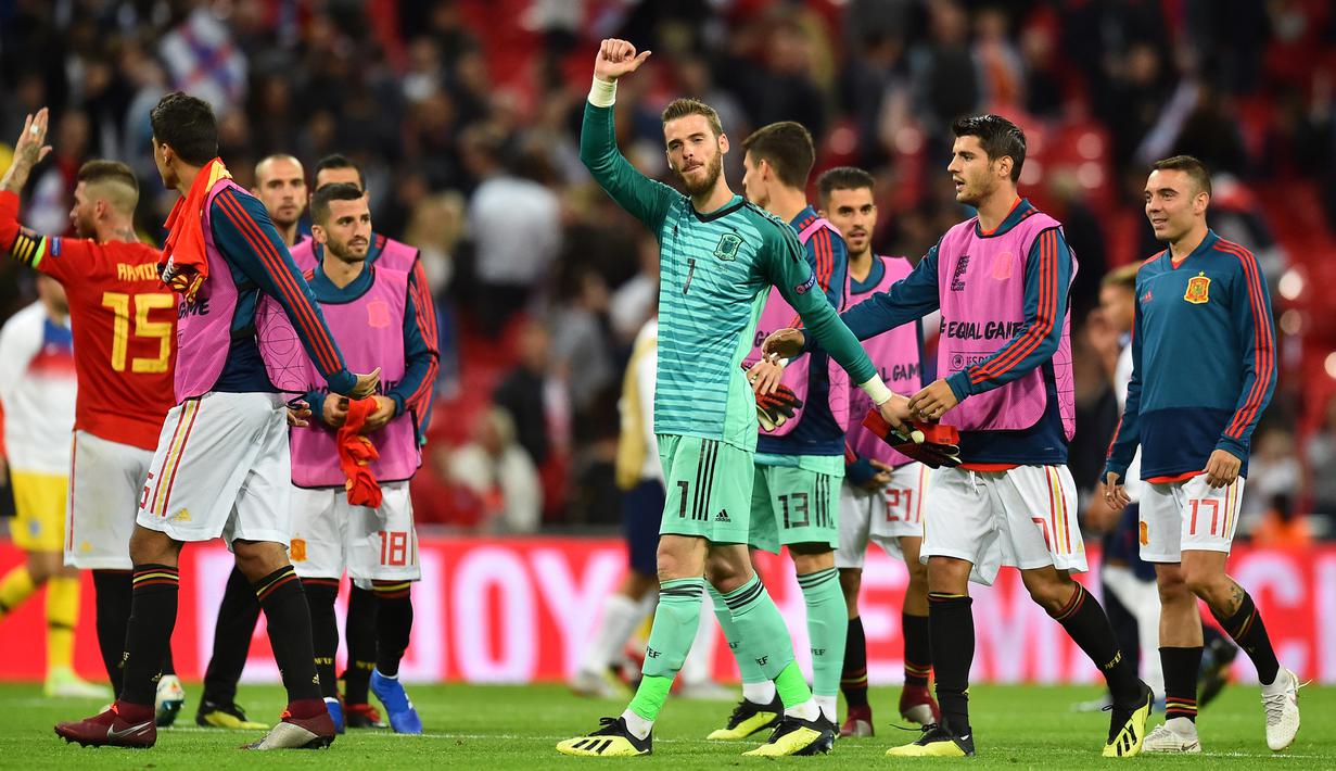 Kiper Spanyol, David De Gea, bersama rekan-rekannya merayakan kemenangan atas Inggris pada laga UEFA Nation League di Stadion Wembley, London, Sabtu (8/9/2018). Inggris kalah 1-2 dari Spanyol. (AFP/Glyn Kirk)