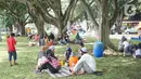 Wisatawan menikmati suasana sekitar Taman Mini Indonesia Indah (TMII), Jakarta, Minggu (21/6/2020). Setelah tidak beroperasi akibat pandemi, pengelola membuka kembali TMII dengan menerapkan protokol kesehatan pencegahan COVID-19 dan pembatasan pengunjung. (Liputan6.com/Immanuel Antonius)