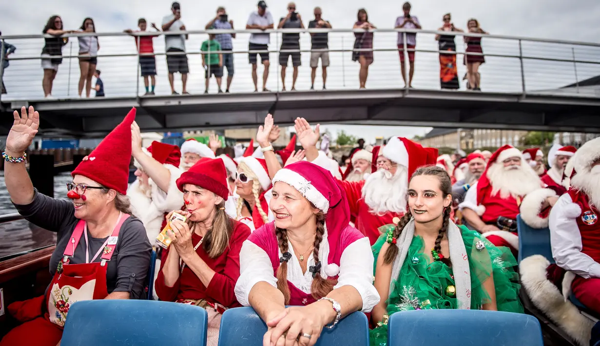 Sejumlah santa claus berlayar selama Kongres Dunia Sinterklas di Kopenhagen, Denmark, Senin (23/7). Bagian terpenting dari kongres tersebut adalah para sinterklas profesional bertemu dengan publik. (Mads Claus Rasmussen/Ritzau Scanpix /AFP)