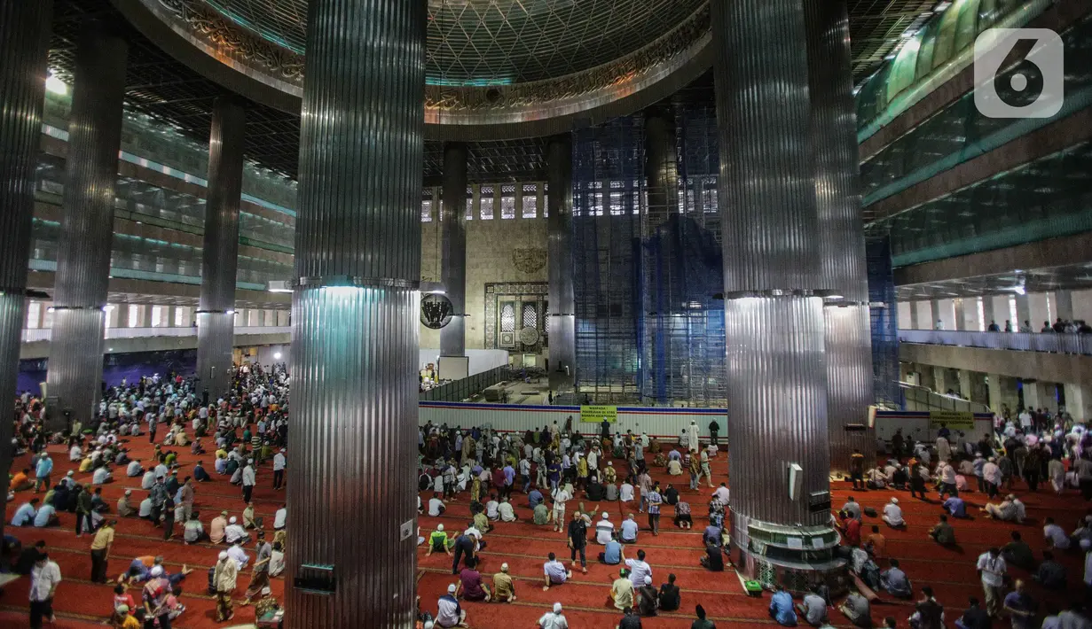 Jemaah bersiap melaksanakan salat Jumat di samping renovasi Mesjid Istiqlal, Jakarta, Jumat (1/11/2019). Renovasi ditargetkan rampung pada Maret 2020 sehingga dapat dimanfaatkan pada Bulan Ramadan tahun depan. (Liputan6.com/Faizal Fanani)
